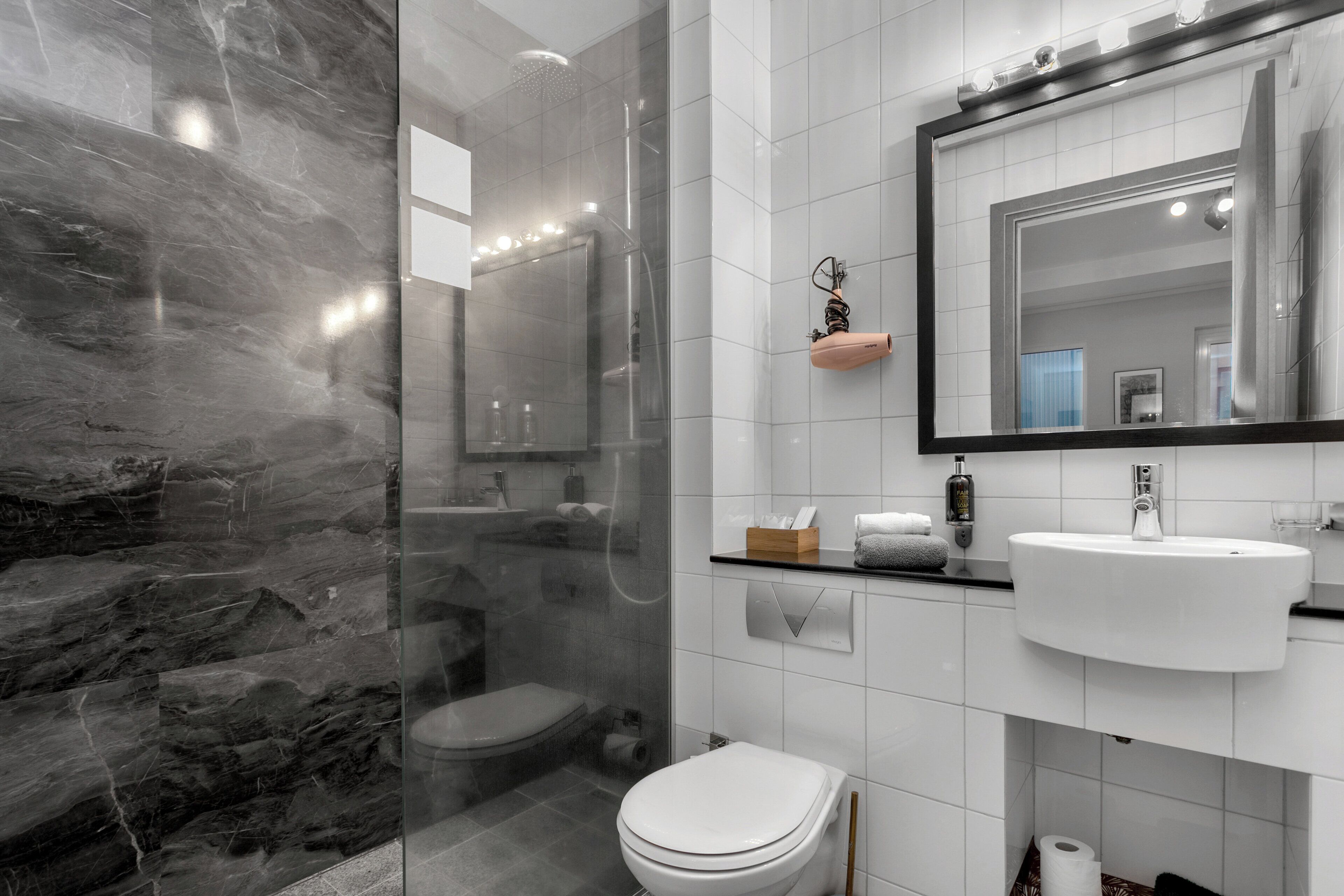 city twin room, 2 single beds | bathroom | free toiletries, hair dryer, towels