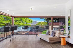 Lobby sitting area - Paradise Bay Resort (Kaneohe)