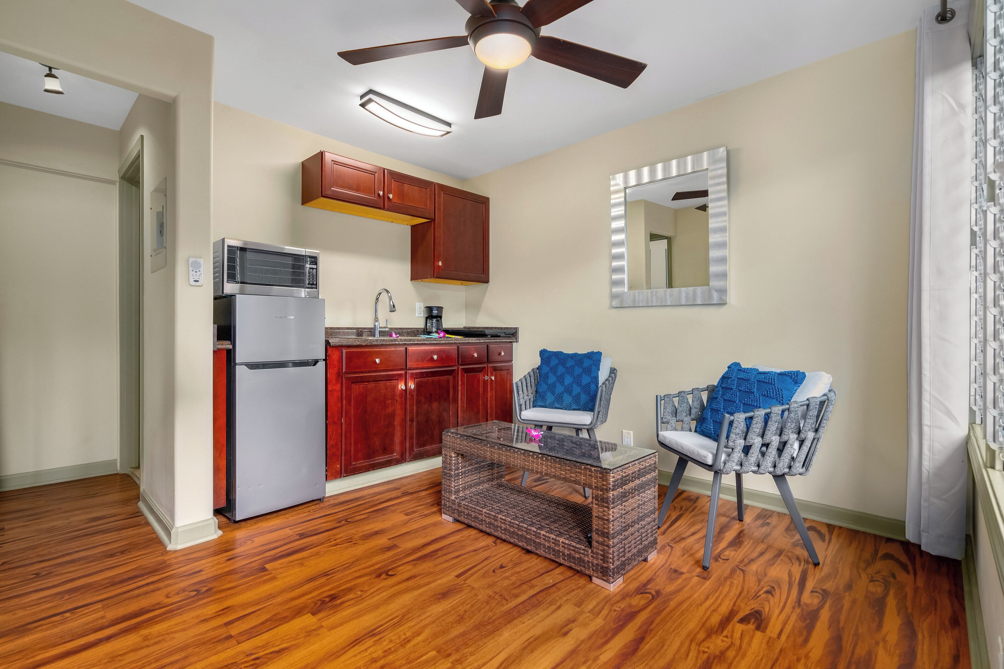 classic suite, 1 bedroom, kitchenette | living area | 32-inch tv with cable channels
