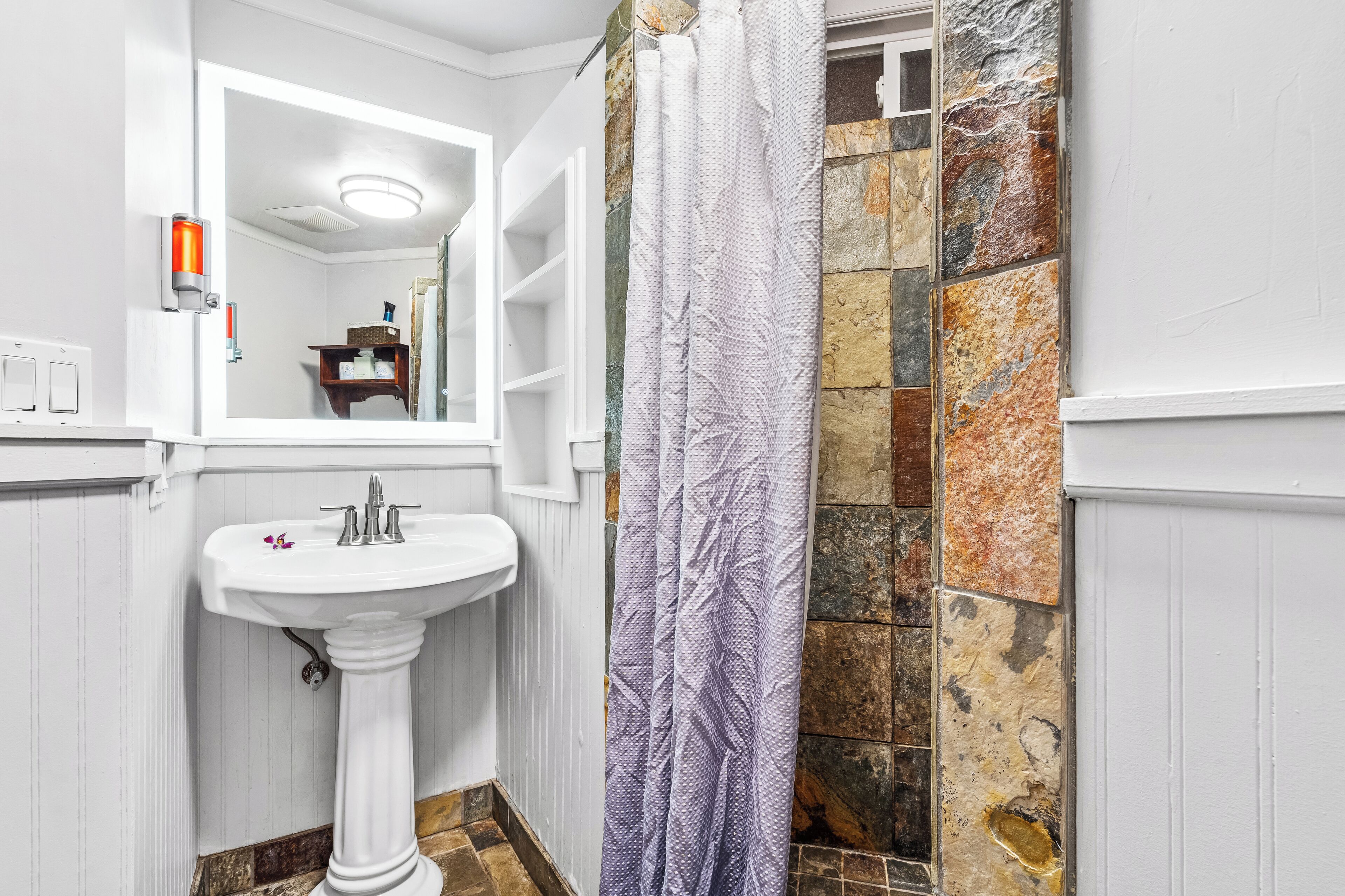 studio suite, 2 king beds, mountain view | bathroom | combined shower/bathtub, free toiletries, hair dryer