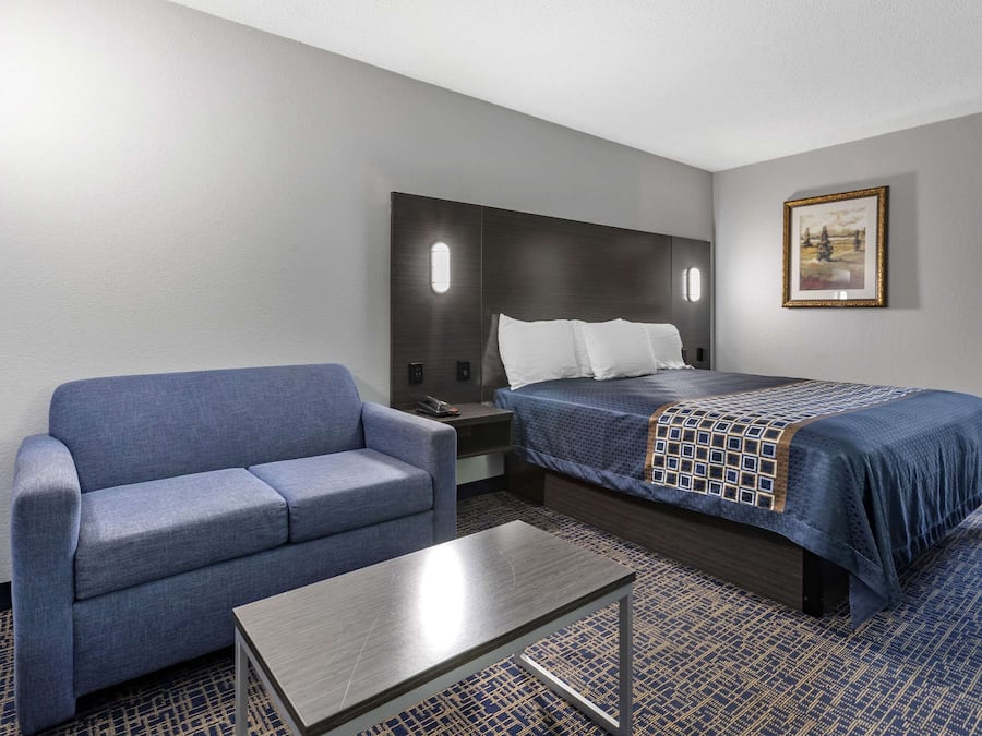 Een bureau, een strijkplank/strijkijzer, gratis wifi, beddengoed