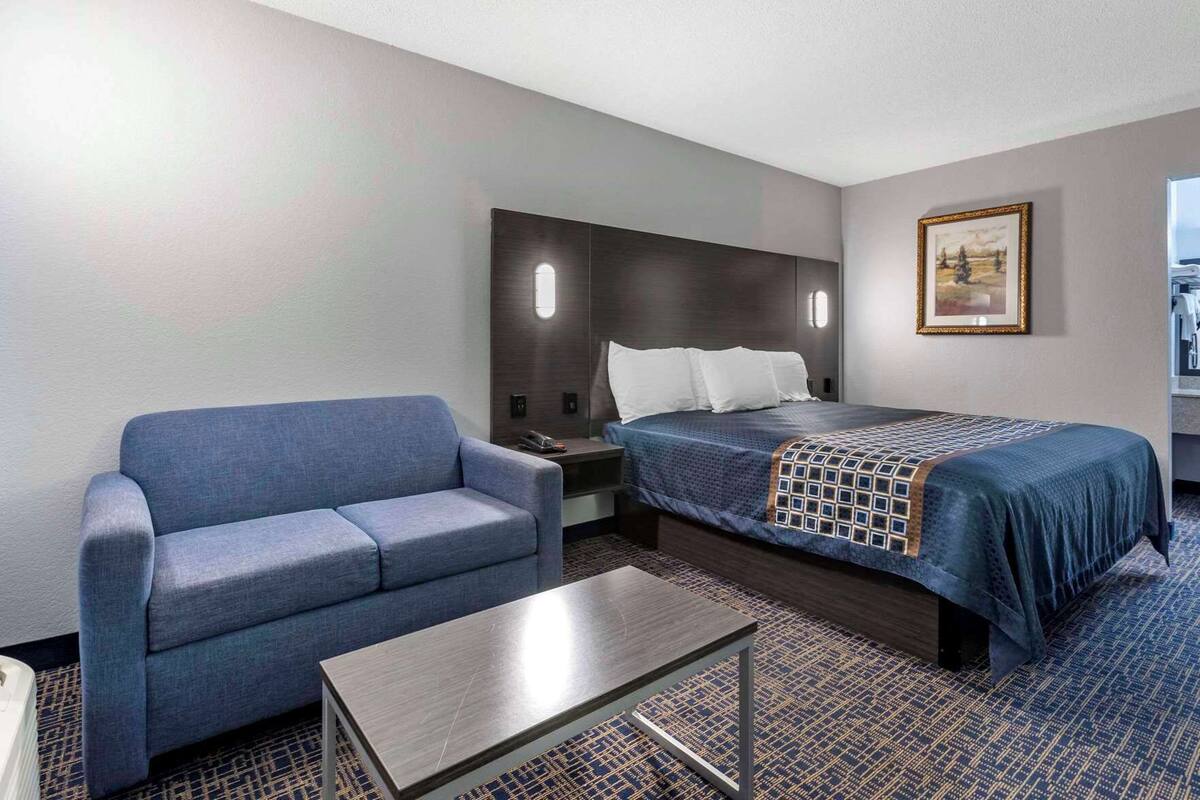 Desk, iron/ironing board (on request), WiFi (free), bed sheets