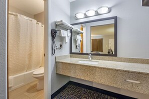Chambre Standard, 1 très grand lit, non-fumeurs | Bureau, fer et planche à repasser, Wi-Fi gratuit, draps fournis