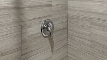 Chambre exécutive | Salle de bain | Ensemble baignoire-douche, articles de toilette (gratuits)
