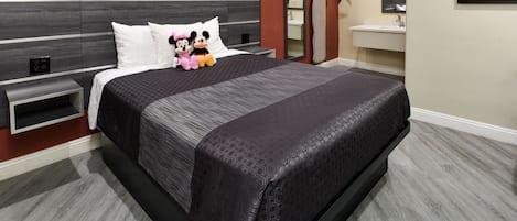 Quarto executivo | Escrivaninha, cortinas blackout, ferros/tábuas de passar roupa