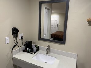 Habitació executiva | Bany | Combinació de dutxa i banyera i articles de tocador gratuïts 