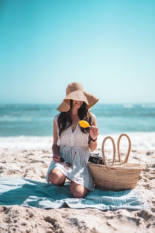 Una playa cerca, arena blanca, toallas de playa, masajes en la playa