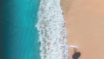 Plage à proximité, sable blanc, serviettes de plage