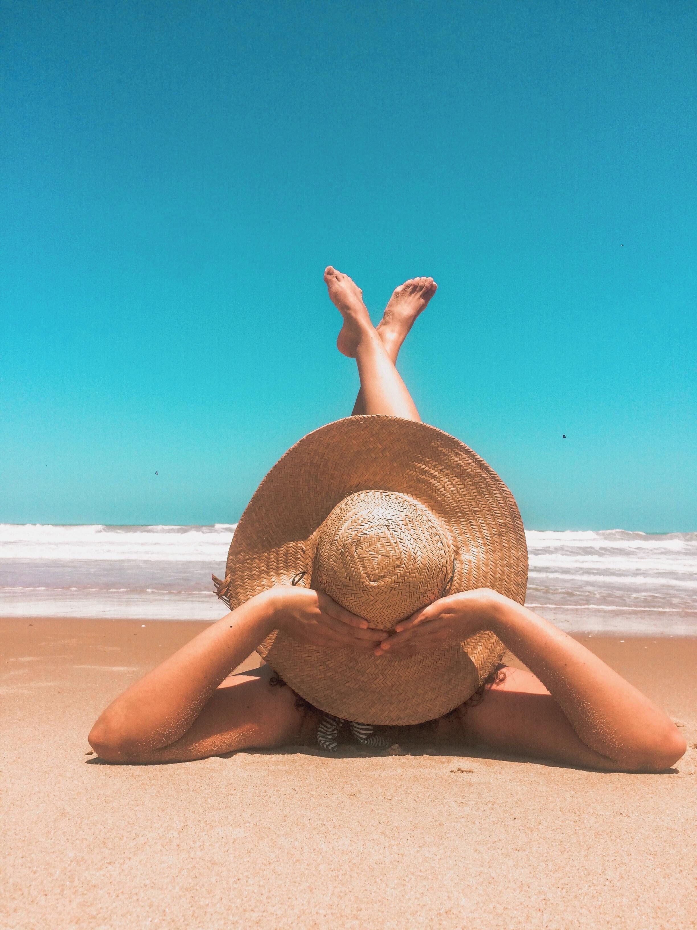 Una playa cerca, arena blanca, toallas de playa, masajes en la playa