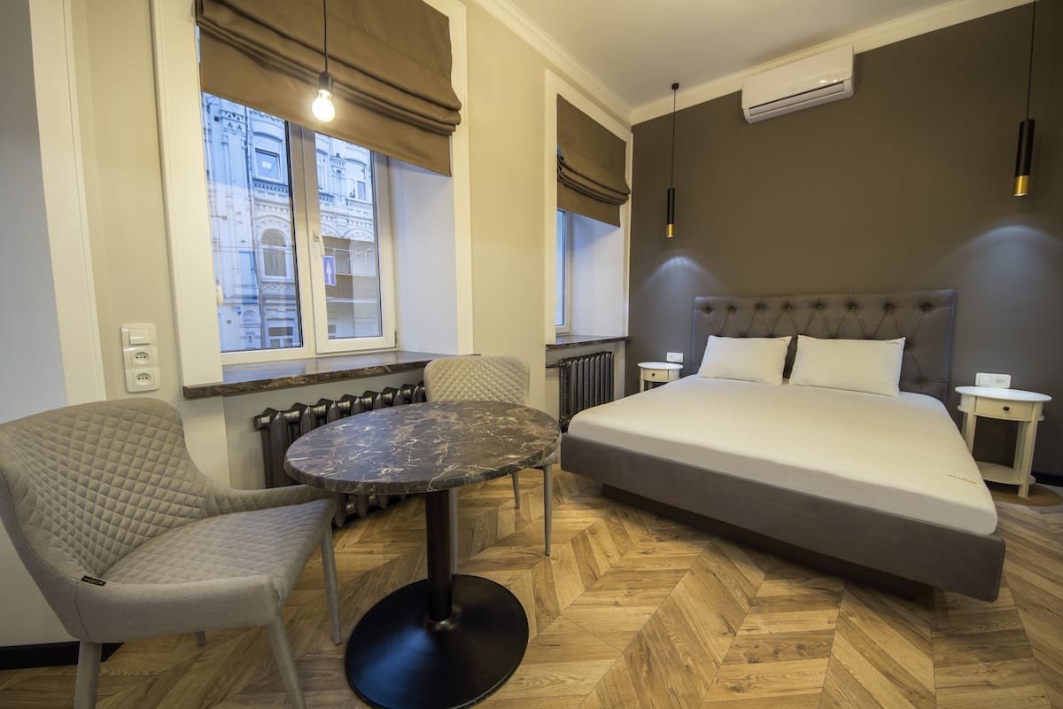 Deluxe Apartment with Balcony - Mala Zhytomyrska St, 18 | 1 bedroom, premium bedding, laptop workspace, soundproofing