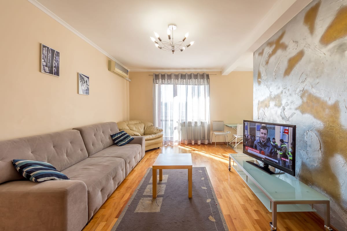 One-Bedroom Apartment - Triokhsviatytelska St, 3 | Living area | 32-inch plasma TV with cable channels