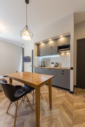 Spacious Design Apartment with Balcony - Borysa Hrinchenka Str., 4 | Premium bedding, laptop workspace, soundproofing, iron/ironing board - Central Dayflat Apartments (Kyiv)
