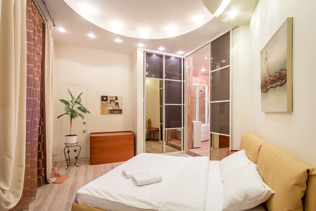One-Bedroom Apartment - Khreshchatyk St, 25 (id 29) | 1 bedroom, premium bedding, laptop workspace, soundproofing