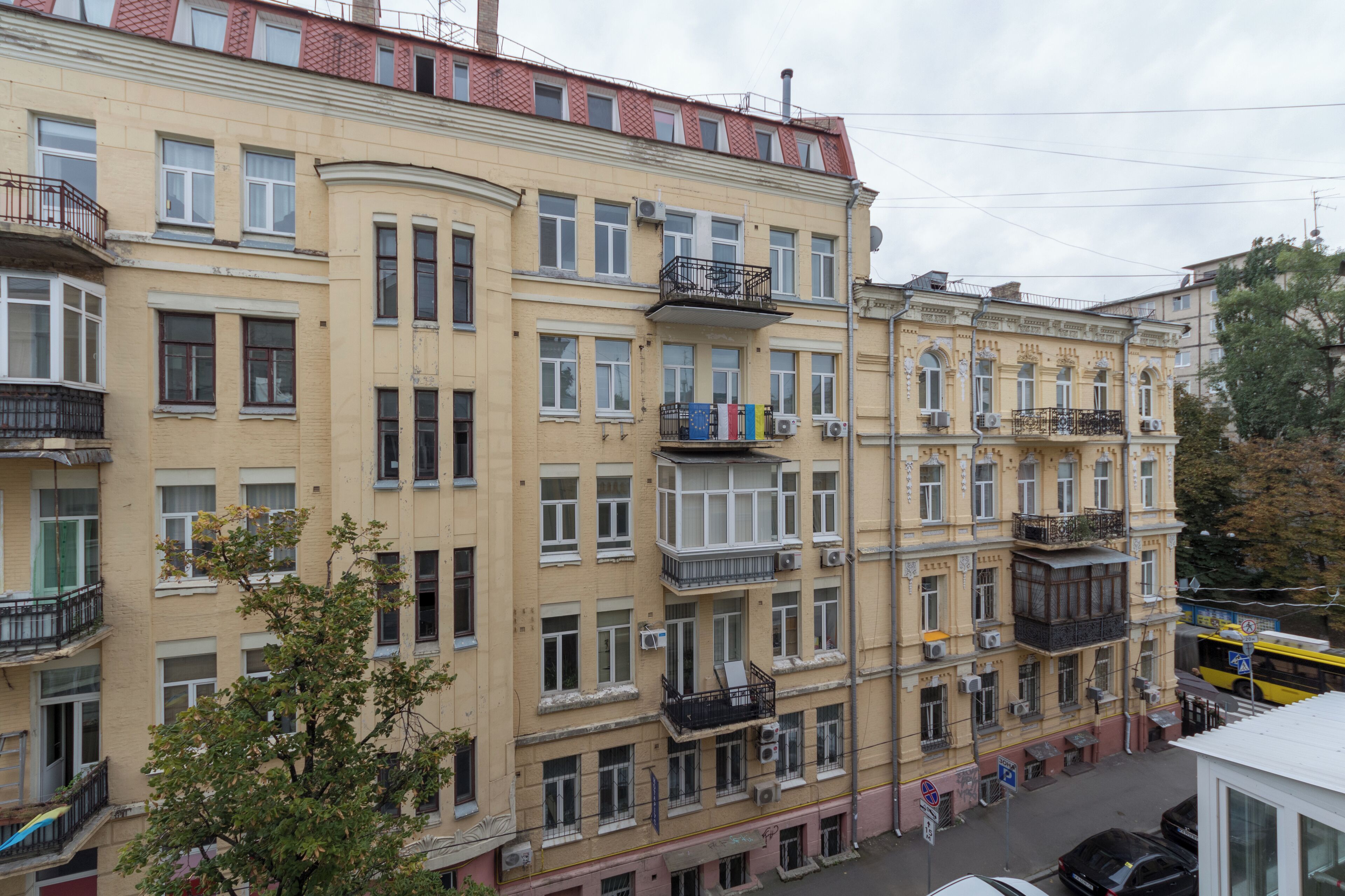 Un immeuble à plusieurs étages doté de balcons, de fenêtres et de climatiseurs.