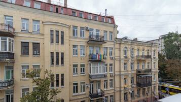 Un immeuble à plusieurs étages doté de balcons, de fenêtres et de climatiseurs.