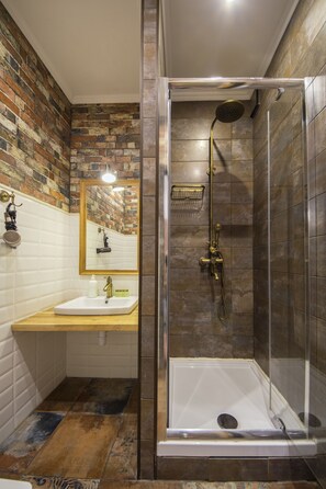 Apartamento design (Desyatynnyi Ln, 7) | Banheiro | Produtos de toalete grátis, secador de cabelo, chinelos 