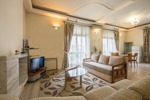 Apartment, 1 Bedroom (Khreshchatyk 25/1) | Living area