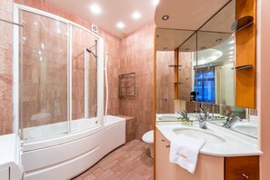 Apartment, 1 Bedroom (Khreshchatyk 25/1) | Bathroom | Free toiletries, hair dryer, slippers, towels