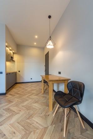 Design Studio Apartment - Borysa Hrinchenka Str., 4 | Premium bedding, laptop workspace, soundproofing, iron/ironing board - Central Dayflat Apartments (Kyiv)