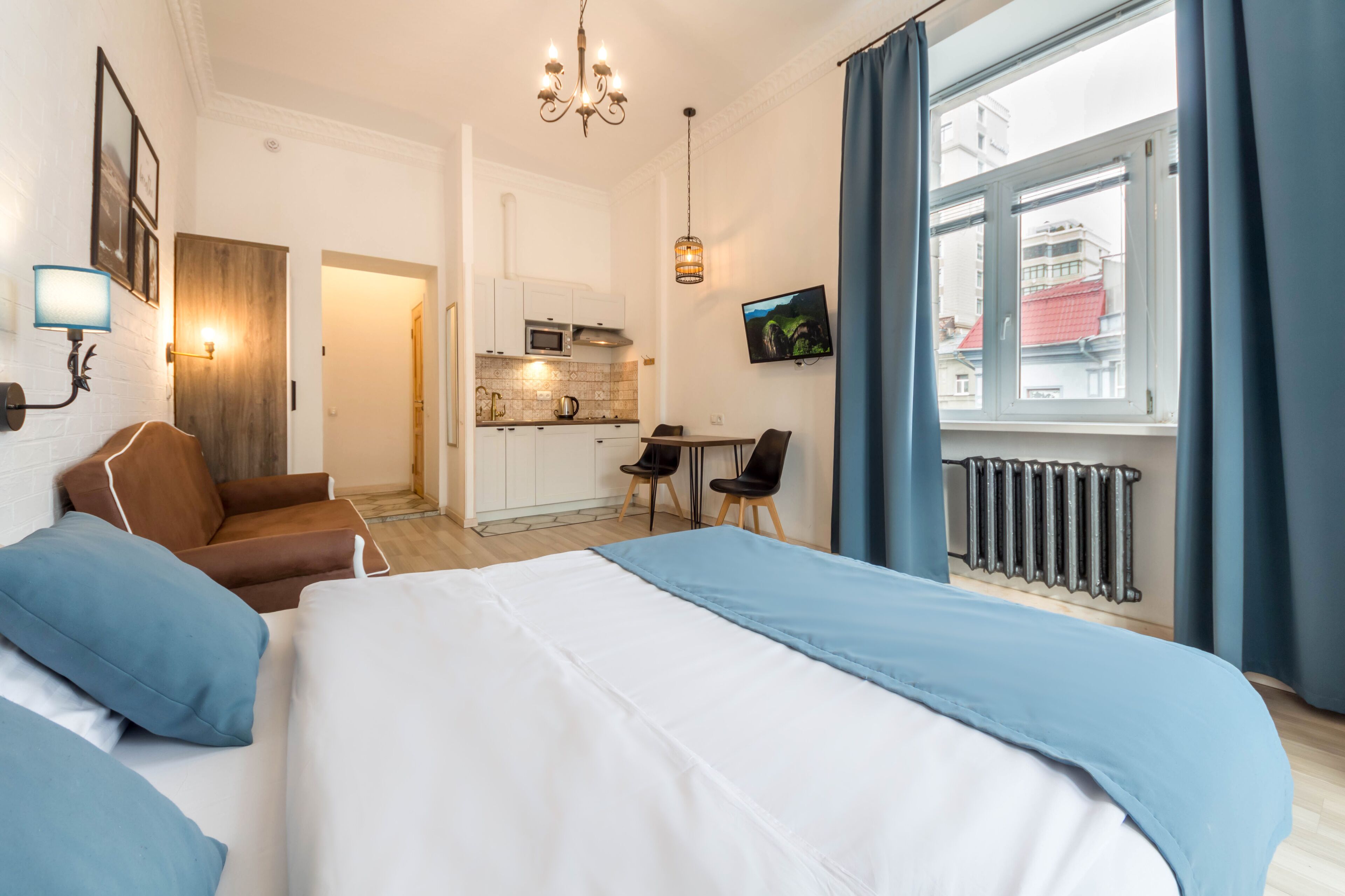 Deluxe Apartment with Balcony and city view - Khreshchatyk, 29 (id 212, 222, 224) | Premium bedding, laptop workspace, soundproofing, iron/ironing board