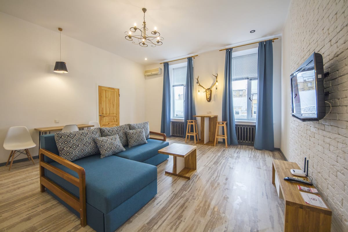 Deluxe 1 Bedroom Apartment - Y. Chykalenka Str., 11A | Living room | 32-inch plasma TV with cable channels
