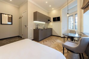Apartamento, sacada (Mala Zhytomyrska 18/3) | Roupas de cama premium, espaço de trabalho para notebook