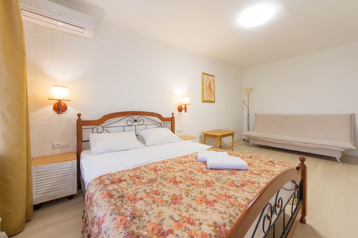 Apartment with Balcony near NSC Olympiyskiy - Saksahanskoho St, 7 | 1 bedroom, premium bedding, laptop workspace, soundproofing