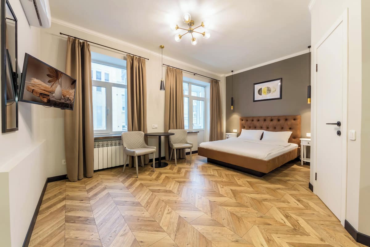 Deluxe Apartment with a balcony - Mykhailivskyi prov. 4 | 1 bedroom, premium bedding, laptop workspace, soundproofing