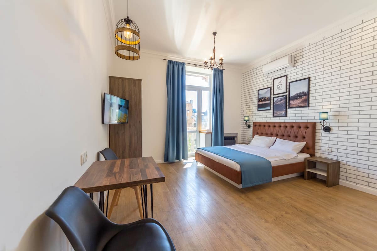 Deluxe Apartment with Balcony and city view - Khreshchatyk, 29 (id 212, 222, 224) | 1 bedroom, premium bedding, laptop workspace, soundproofing
