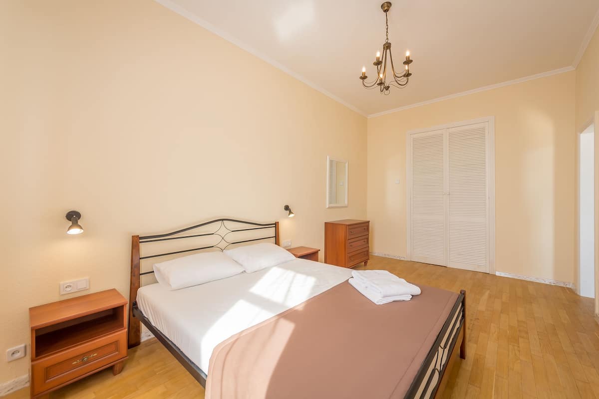 One-Bedroom Apartment with Balcony and city view - Khreschatyk St, 25 (id 175) | 1 bedroom, premium bedding, laptop workspace, soundproofing