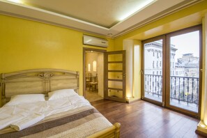 Apartment with Balcony and city view - Prorizna St, 10