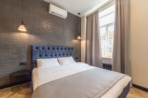 Spacious Design Apartment with Balcony - Borysa Hrinchenka Str., 4 | Premium bedding, laptop workspace, soundproofing, iron/ironing board - Central Dayflat Apartments (Kyiv)