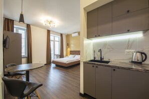 Design Studio Apartment with Balcony - Esplanadna St. 28 | Premium bedding, laptop workspace, soundproofing, iron/ironing board - Central Dayflat Apartments (Kyiv)