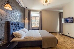 Habitación de diseño (Borysa Hrinchenka Str., 4) | Ropa de cama de alta calidad y espacio para trabajar con un portátil