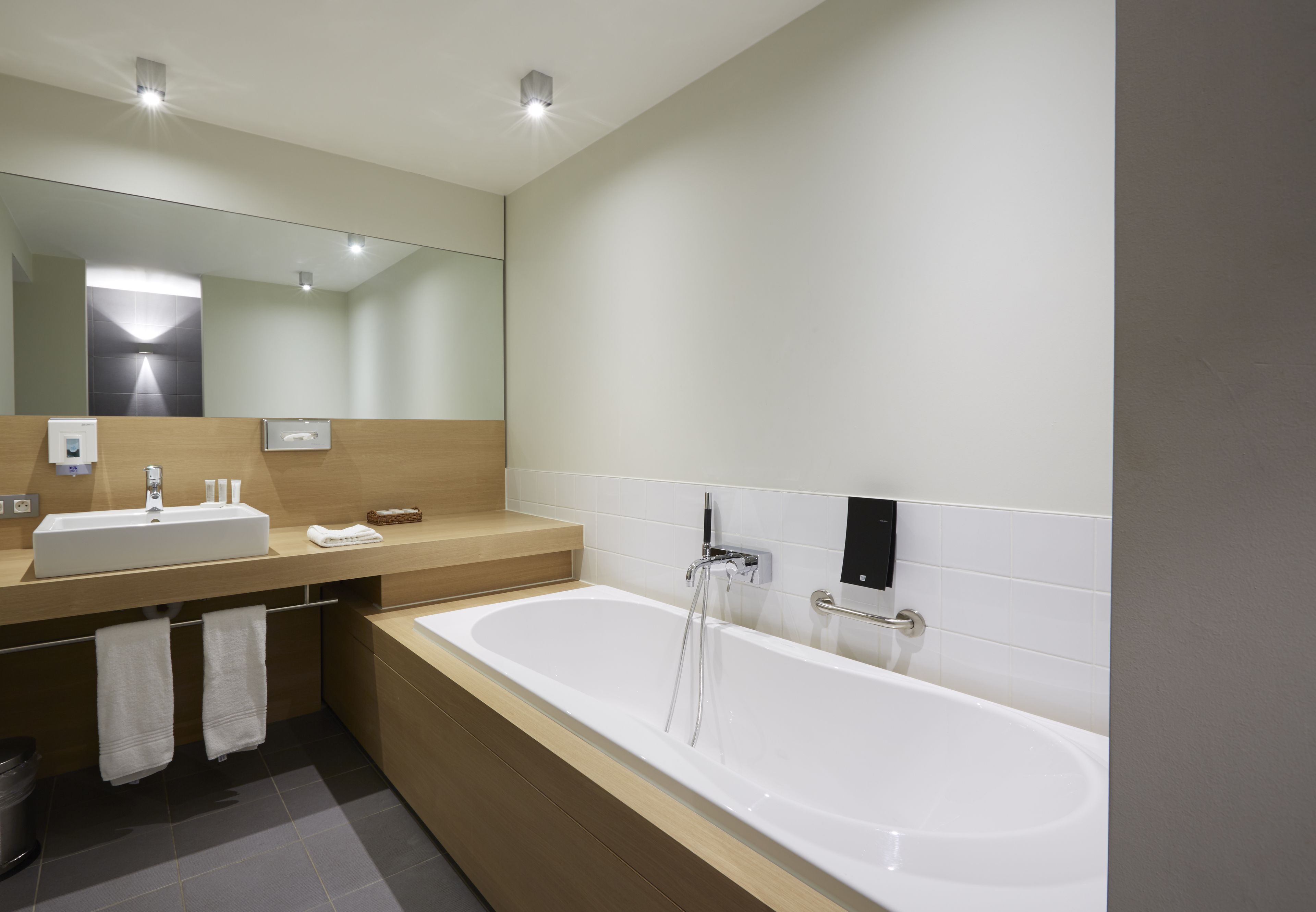 junior suite | bathroom | combined shower/bathtub, eco-friendly toiletries, towels
