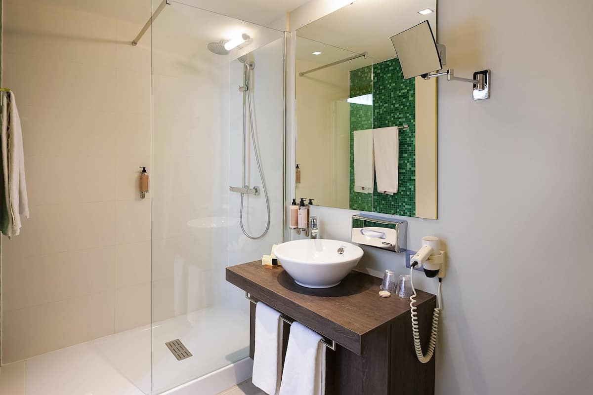 Superior tvÄbÀddsrum - 2 enkelsÀngar | Select Comfort-madrasser, skrivbord och arbetsyta för laptop