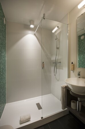 Quarto duplo standard, 2 camas de solteiro | Banheiro | Chuveiro/banheira combinados, produtos de toalete biodegradáveis