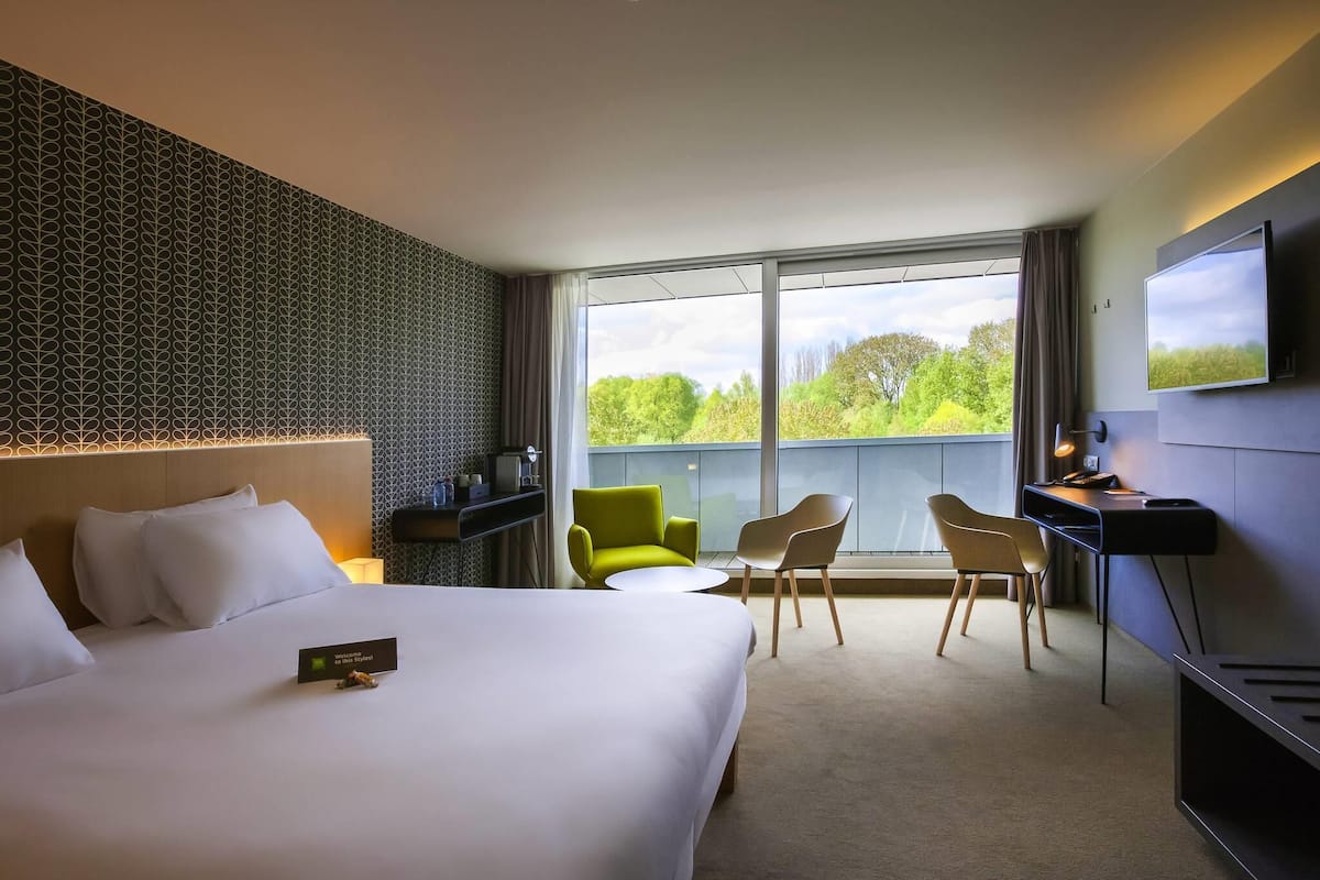 Suite junior, 1 cama doble | Colchones Select Comfort y escritorio