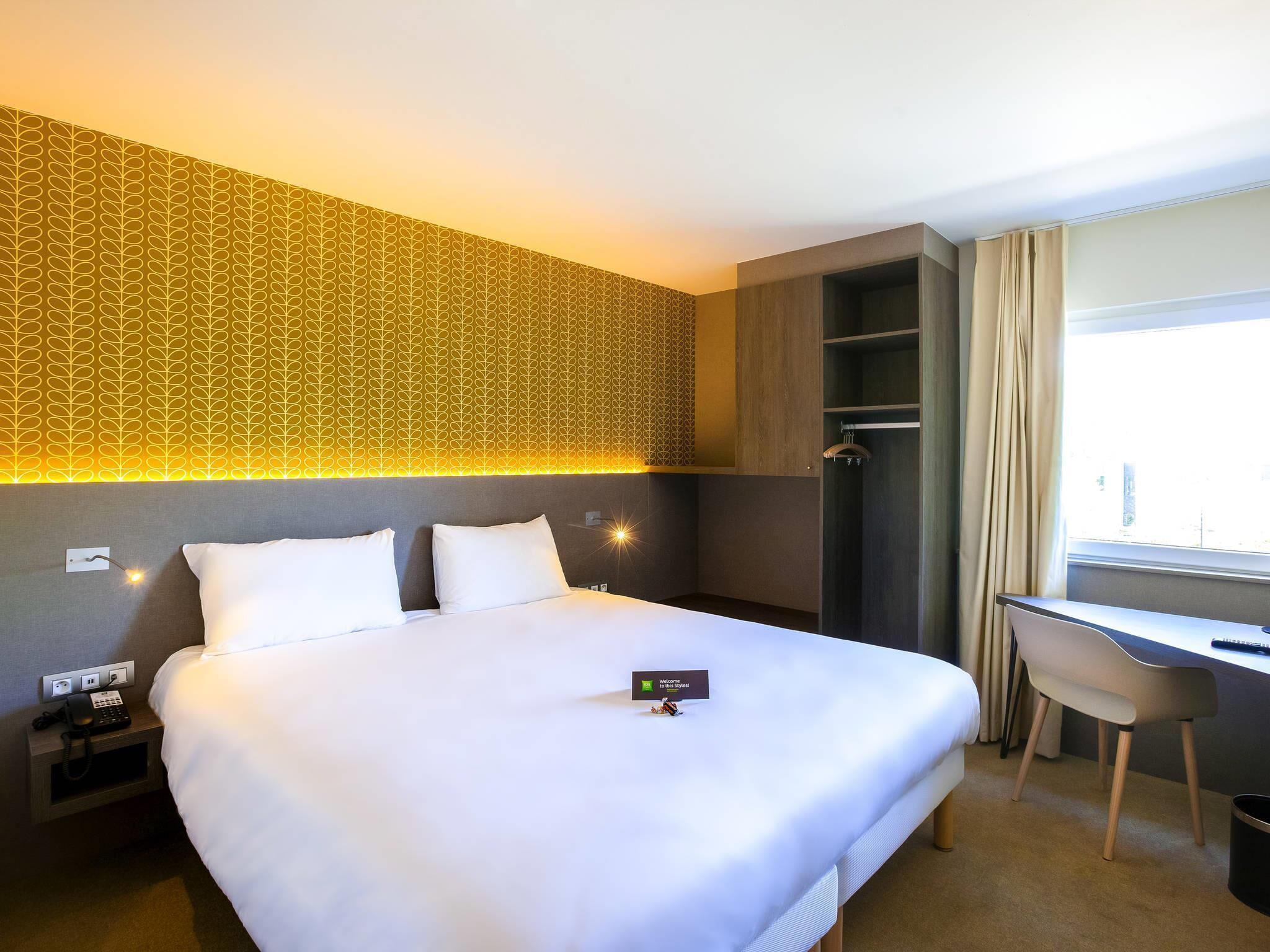Kamar Standar, 1 Tempat Tidur Double | Tempat tidur Select Comfort, meja kerja, dan ruang kerja ramah laptop