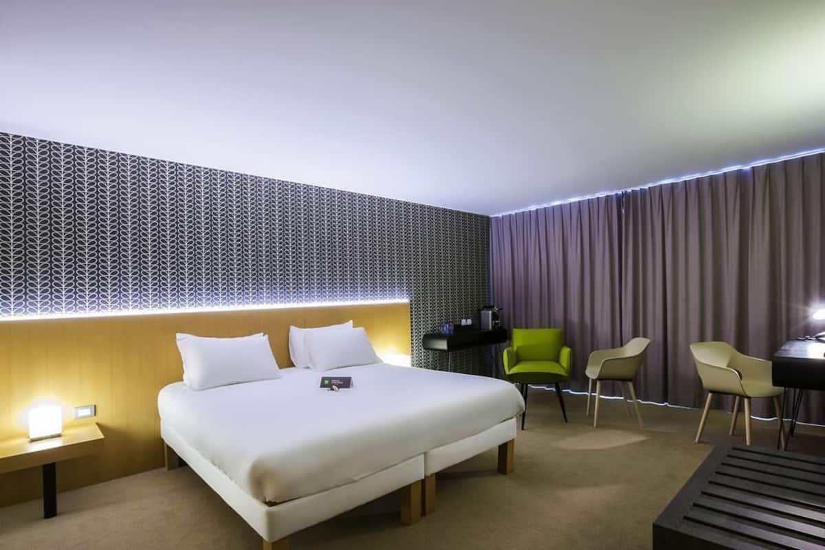 Suite junior, 1 cama matrimonial | Camas Select Comfort, escritorio y espacio para trabajar con laptop