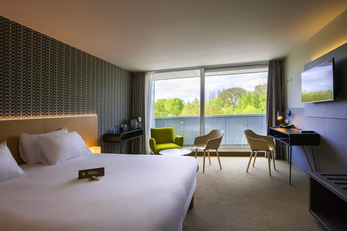 Junior Suite, 1 Double Bed | Select Comfort beds, desk, laptop workspace, blackout drapes