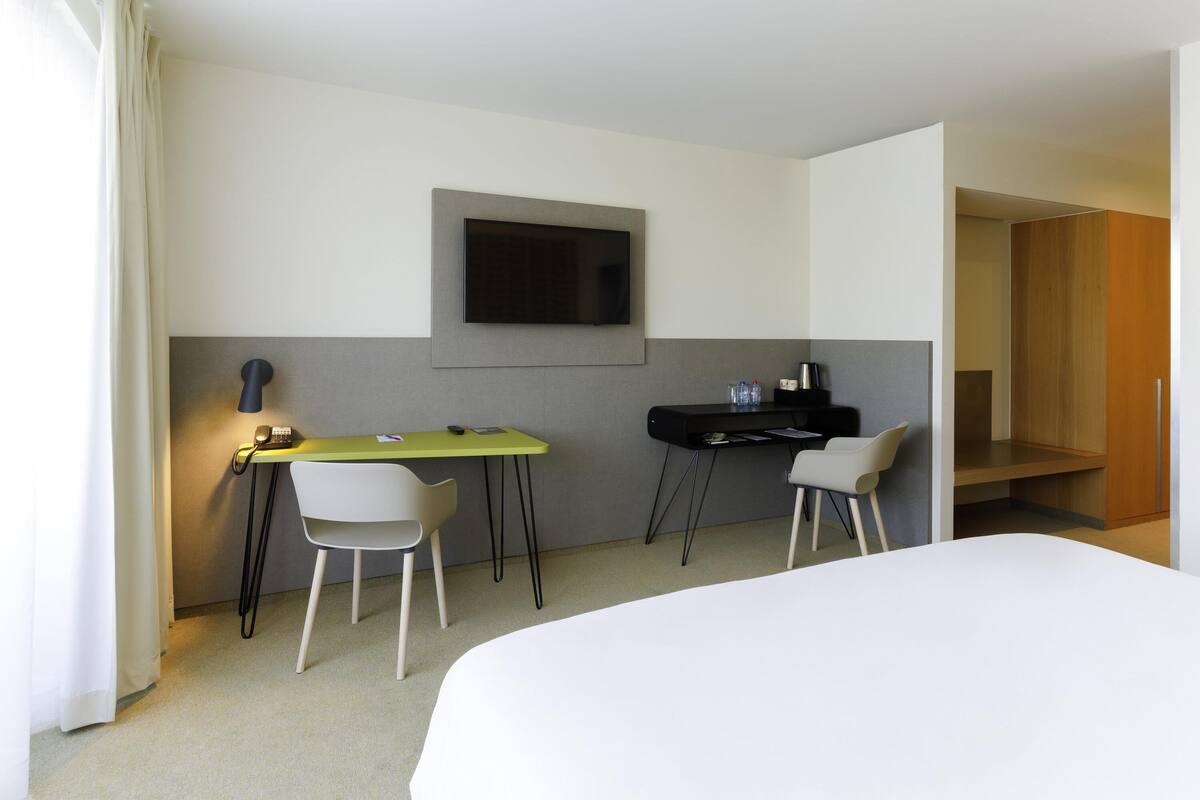 Superior-huone, 1 parisänky | Select Comfort -patjalliset sängyt, työpöytä