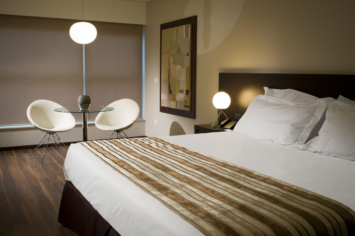 Ropa de cama de alta calidad, colchones con pillow-top y minibar