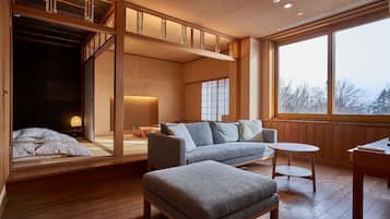 Minibar, caja de seguridad en la habitación y decoración personalizada