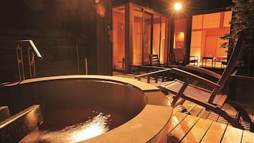 Een bad, gratis toiletartikelen, een haardroger, badjassen