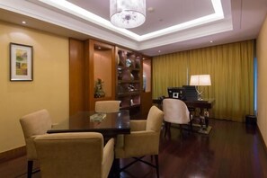Minibar, in-room safe, alarm clocks - Ganjiang Hotel (Nanchang)