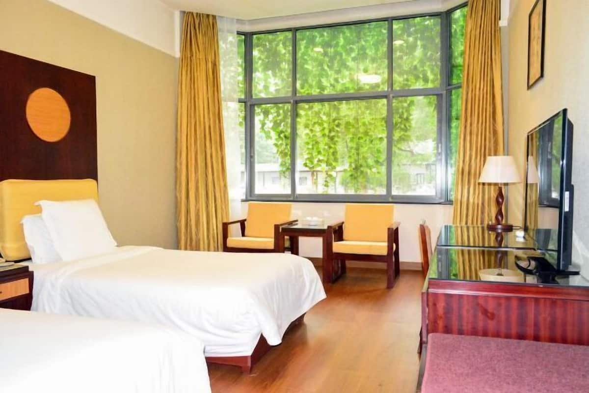 Minibar, in-room safe, alarm clocks