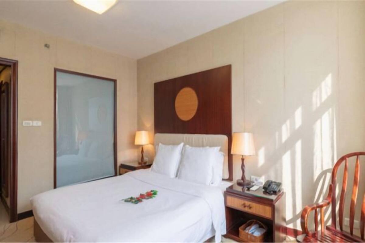 Minibar, in-room safe, alarm clocks