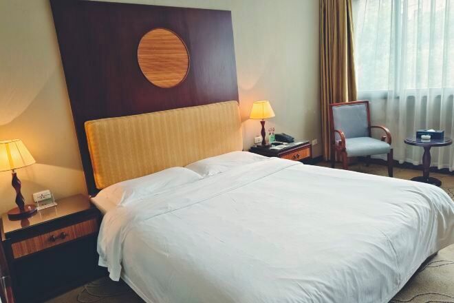 Minibar, caja de seguridad en la habitación y despertador 