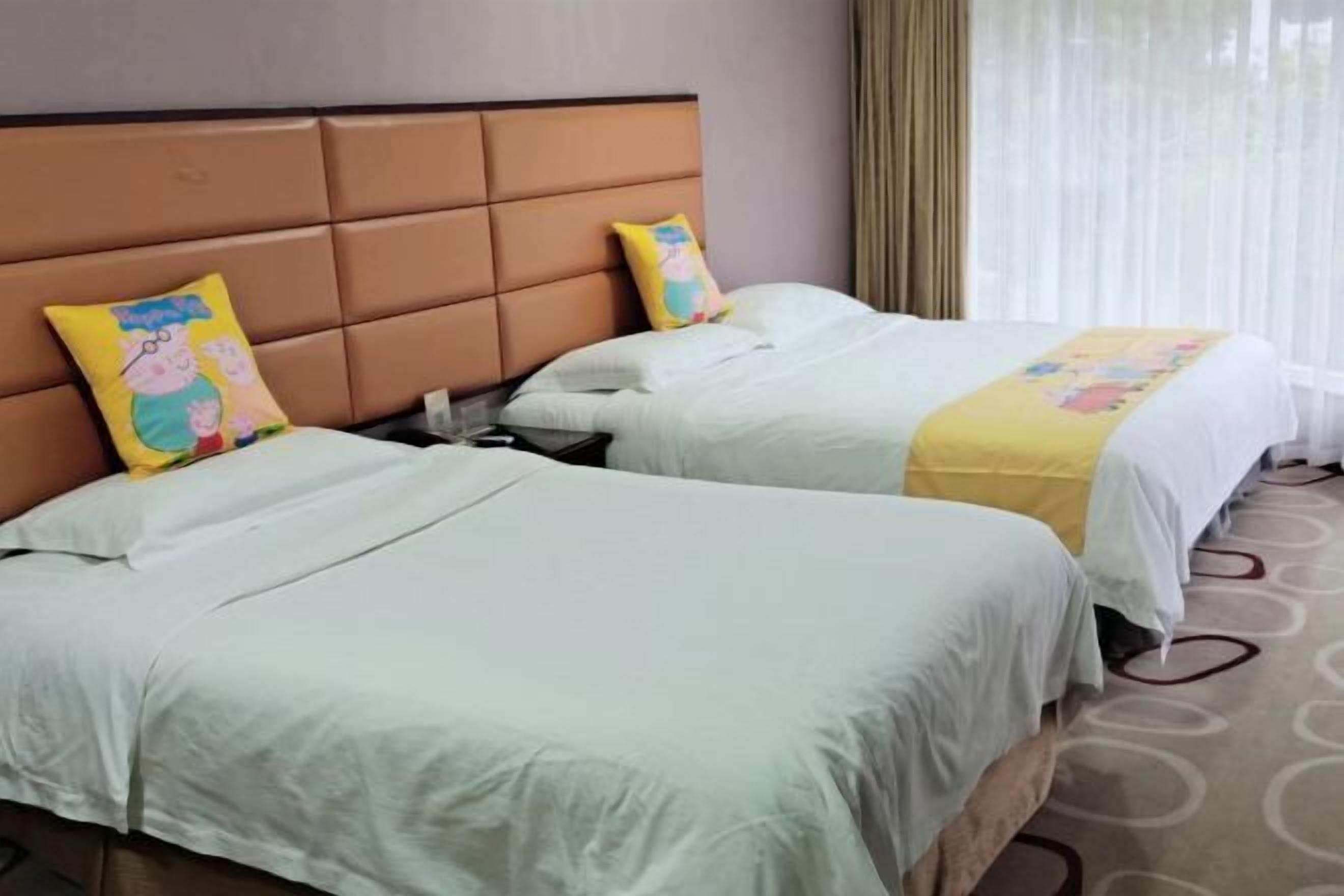 Minibar, in-room safe, alarm clocks